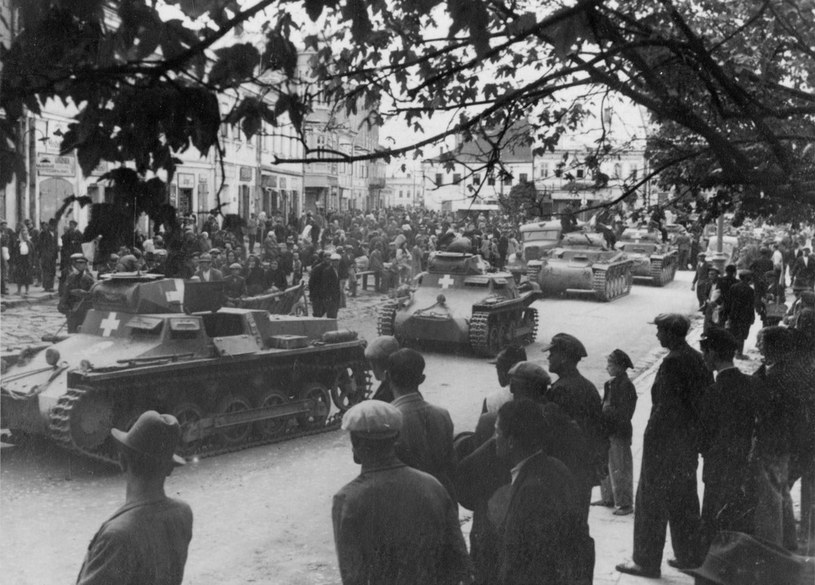 Niemieckie czołgi lekkie PzKpfw I na ulicach Lwowa,kampania wrześniowa 1939 /East News