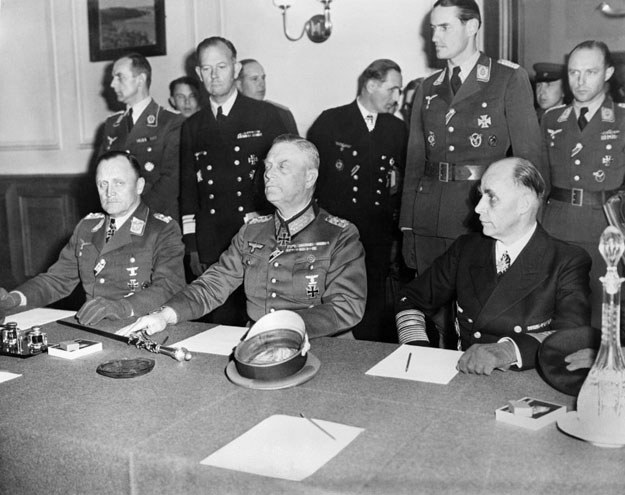 Niemieckie dowództwo podpisuje akt bezwarunkowej kapitulacji (od lewej generał lotnictwa Hans-Juergen Stumpff , feldmarszałek Wilhelm Keitel i admirał Hans-Georg von Friedeburg) /AFP