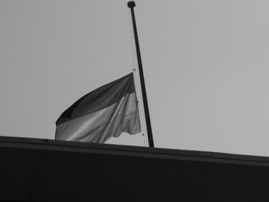 Niemieckie flagi opuszczone do połowy masztów, na Węgrzech żałoba
