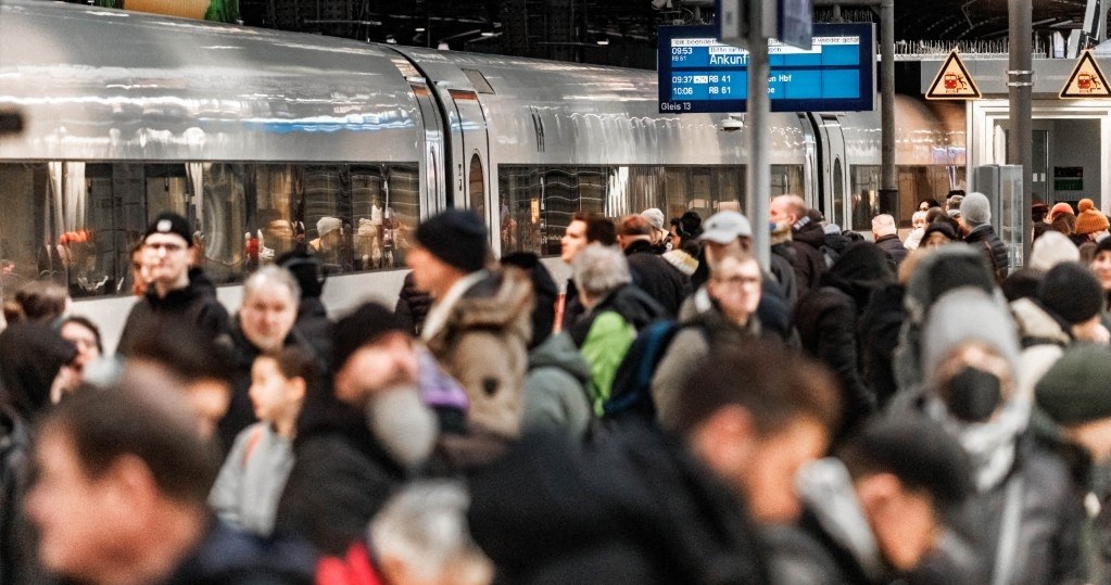 Niemieckie koleje, Deutsche Bahn, nie radzą sobie z punktualnością. Mają coraz większe straty finansowe /MARKUS SCHOLZ/DPA /AFP