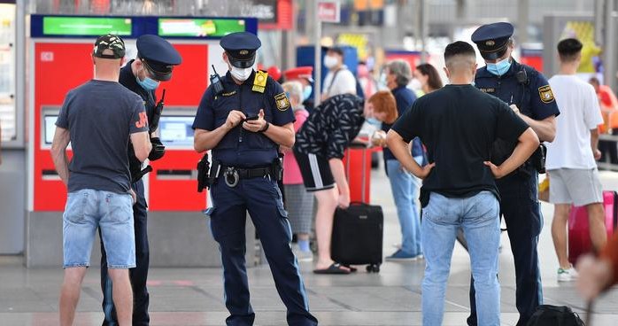 Niemieckie koleje zapowiadają zaostrzenie kontroli noszenia maseczek na dworcach i w pociągach /Deutsche Welle
