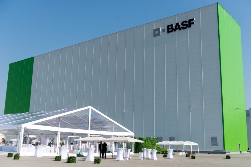Niemieckie przedsiębiorstwo chemiczne BASF uruchomiło zakład produkcji katalizatorów samochodowych w Środzie Śląskiej w Specjalnej Strefie Ekonomicznej niedaleko Wrocławia /PAP