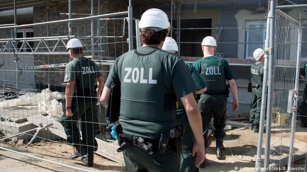 Niemieckie służby celne rozpoczęły obławę na nieuczciwych pracodawców /Deutsche Welle