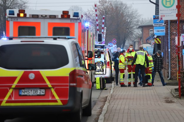 Niemieckie służby w Brokstedt //FLORIAN SPRENGER /PAP/EPA