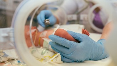 Niemowlę miało złamany kark i zmarło. Rodzice pozywają szpital