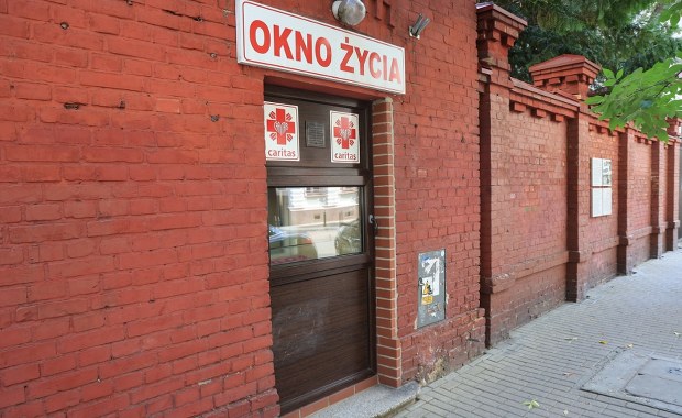 Niemowlę porzucone w "Oknie życia". Szybka reakcja służb