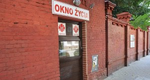 Niemowlę porzucone w "Oknie życia". Szybka reakcja służb