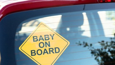 Niemowlę uwięzione w aucie. Policjanci musieli wybić szybę