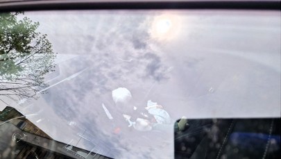 Niemowlę uwięzione w samochodzie. Szybka akcja służb uratowała dziecko