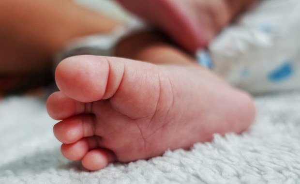 Niemowlę z pękniętą czaszką trafiło do szpitala. Zatrzymano rodziców