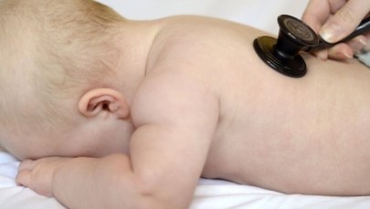 Niemowlę z siniakami i złamaną rączką. Rodzice twierdzą, że nie pobili dziecka