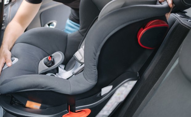 Niemowlę zatrzaśnięte w rozgrzanym samochodzie