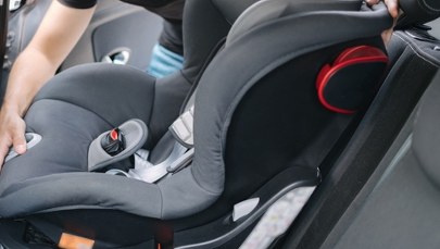 Niemowlę zatrzaśnięte w rozgrzanym samochodzie