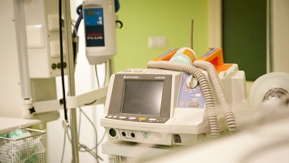 Niemowlę ze śladami pobicia. "Rokowania bardzo niepewne"