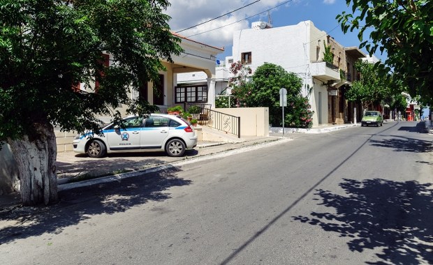 Niemowlę zmarło podczas snu. Rodzice zatrzymani przez grecką policję