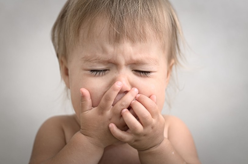 Niemowlęta płaczą z wielu powodów, ale tylko czujność dorosłych pozwala na szybkie sprecyzowanie przyczyny tego płaczu /123RF/PICSEL