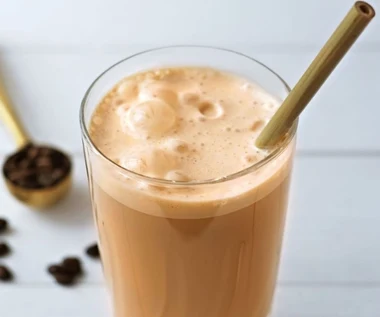 Nieoczywisty dodatek do kawy. Wydziela się hormon szczęścia, koniec ze słodkimi zachciankami