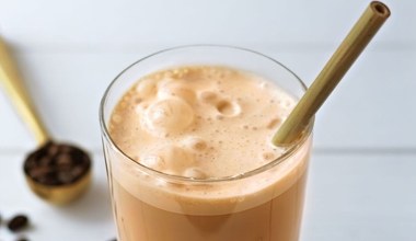 Nieoczywisty dodatek do kawy. Wydziela się hormon szczęścia, koniec ze słodkimi zachciankami