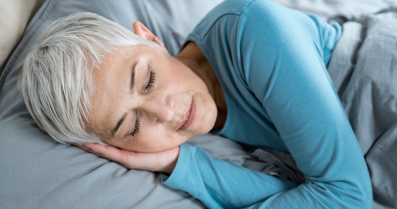 Nieodpowiednia pozycja w czasie snu może nasilić objawy niektórych chorób przewlekłych /123RF/PICSEL