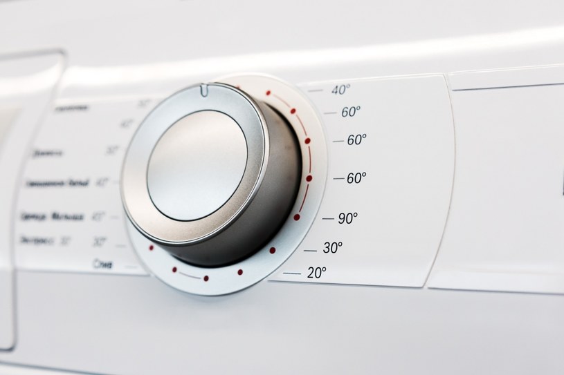 Nieodpowiednia temperatura prania sprzyja szybszemu płowieniu ubrań /123RF/PICSEL