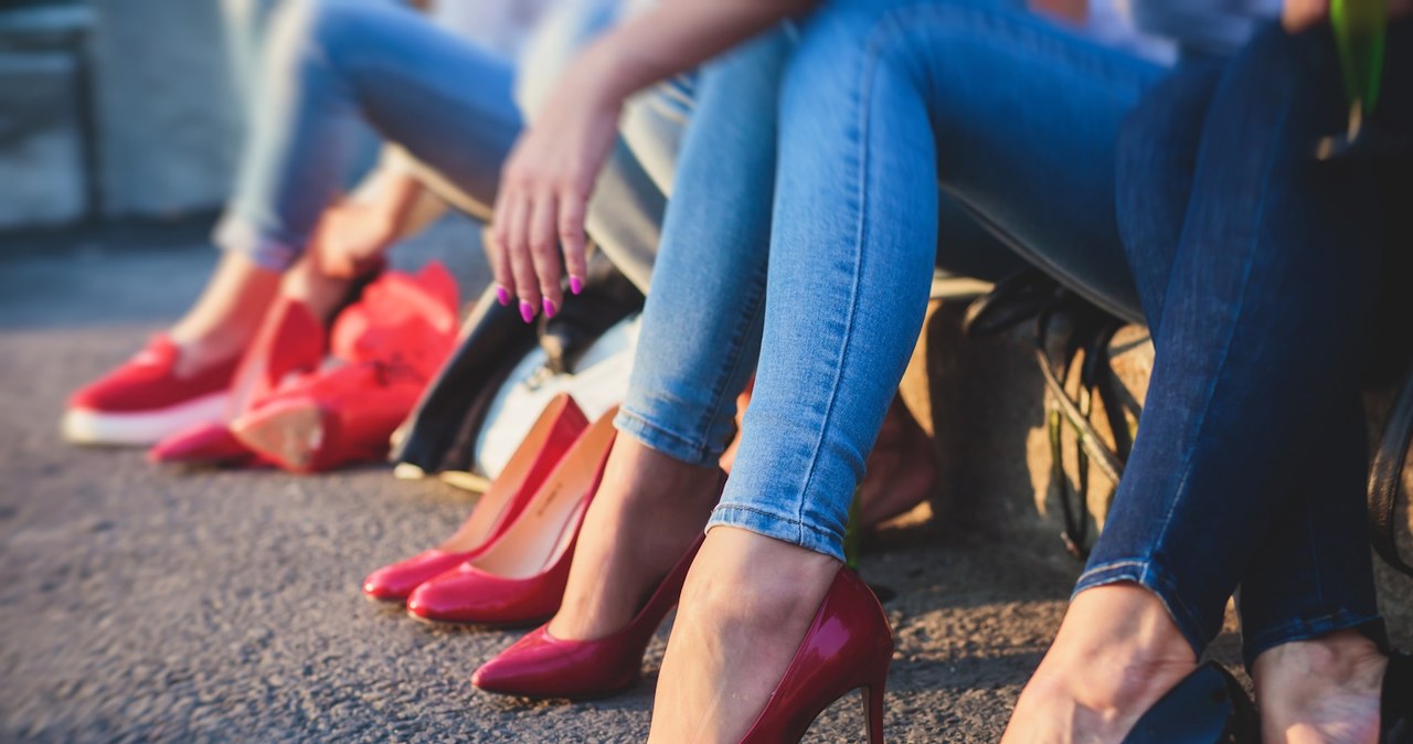 Nieodpowiednie buty każdego dnia mogą powoli niszczyć stopy, kolana i kręgosłup /123RF/PICSEL