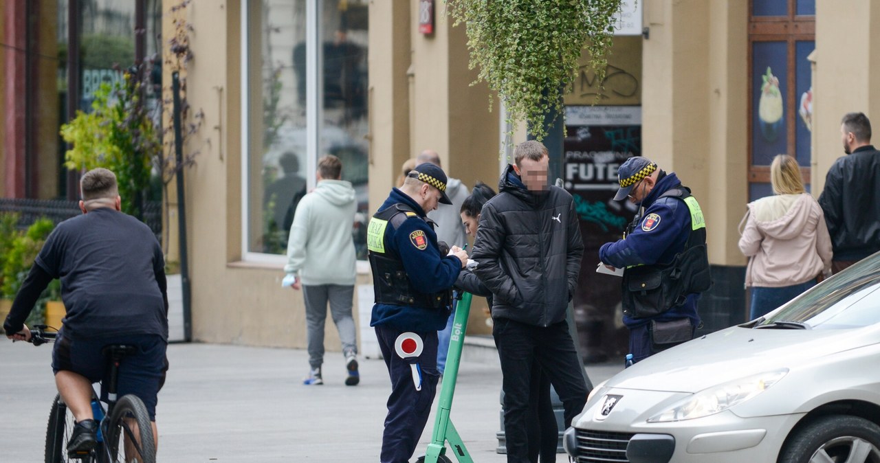 Nieodpowiedzialna jazda elektryczną hulajnogą może skończyć się wypadkiem lub mandatem /Piotr Kamionka /Reporter