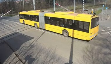 Nieodpowiedzialny kierowca autobusu. Zignorował czerwone światła i rogatki