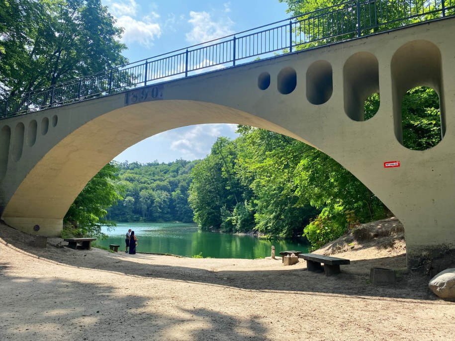 Nieopodal brzegu jeziora wznosi się betonowy mostek, pozostałość po torowisku wywożącej urobek kolejki /Aneta Łuczkowska /RMF FM