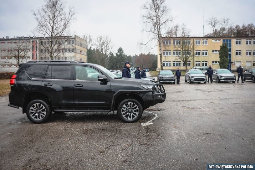 Nieoznakowana Toyota Land Cruiser z taranem /Policja