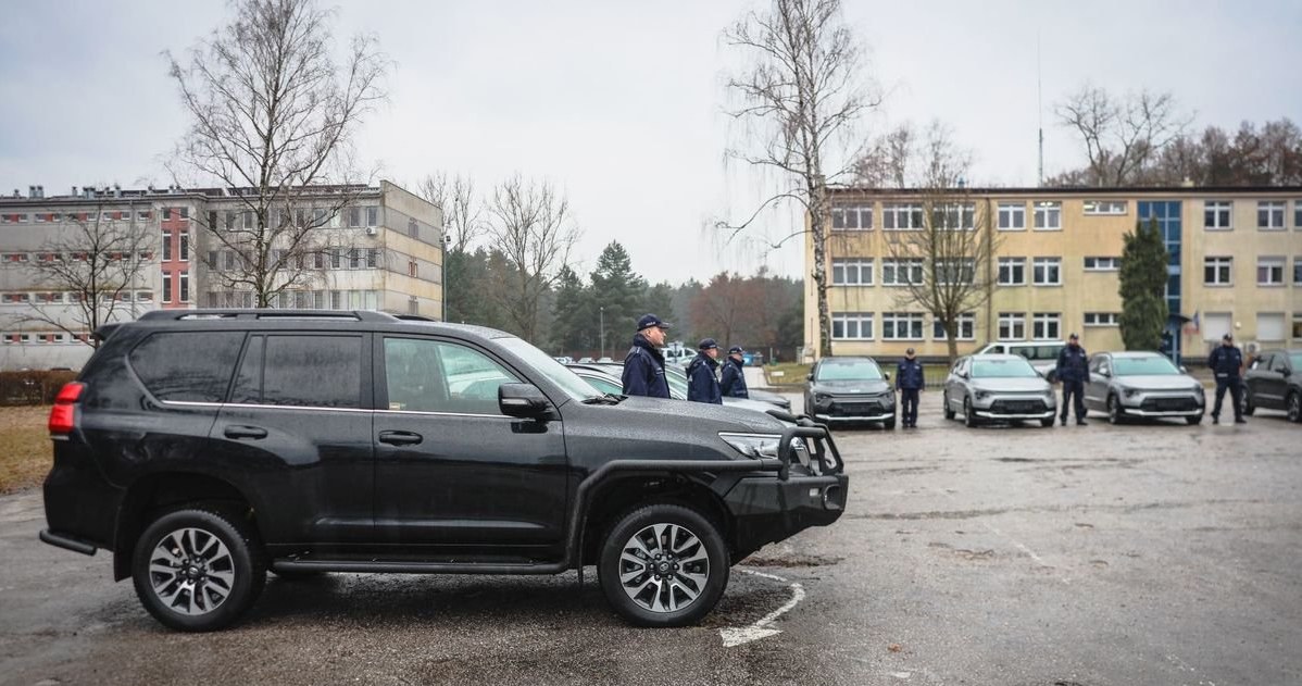 Nieoznakowana Toyota Land Cruiser z taranem /Policja