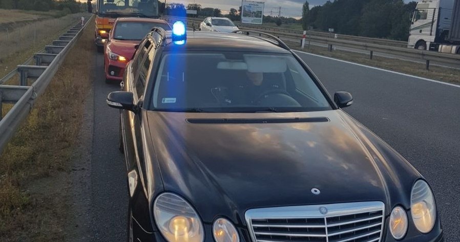 Nieoznakowany Mercedes W211 - to auto pościgowe? /Policja