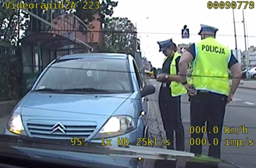 Nieoznakowany radiowóz ma kamerę również z tyłu /Policja