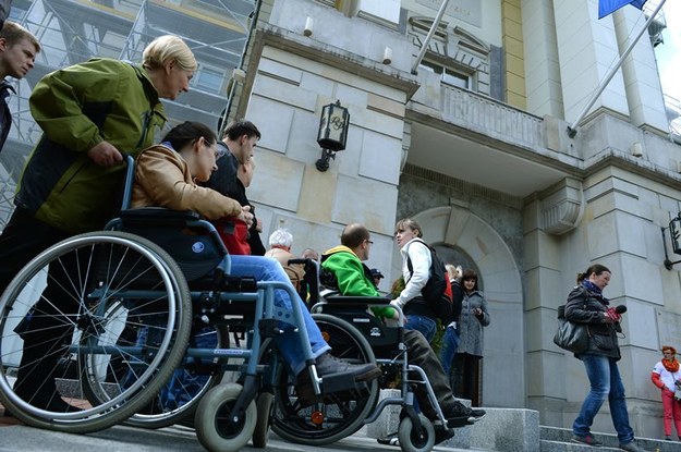 Niepełnosprawi od dziś mogą pracować krócej - nie konieczności zaświadczeń od lekarza /Jacek Turczyk /PAP