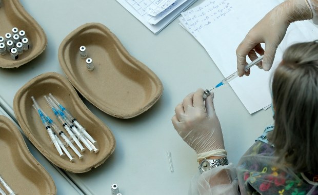 Niepełnosprawni i ich opiekunowie mają pierwszeństwo w punktach szczepień