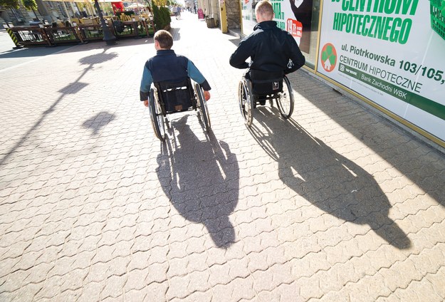 Niepełnosprawni na wózkach /Grzegorz Michałowski /PAP