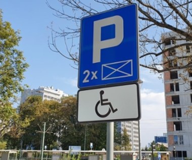 Niepełnosprawni nie mogą parkować na kopertach? W tym mieście jest to karane