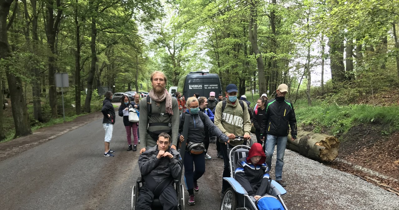 Niepełnosprawni pokonali szlak w Górach Sowich