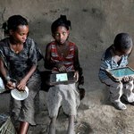 Niepiśmienne, etiopskie dzieci hakują tablety