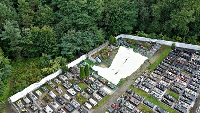 Niepokojące informacje ws. zapadliska na cmentarzu w Trzebini. Lej się pogłębia  