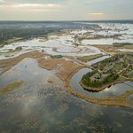 Niepokorny duchowny. Na podlaskich bagnach wybudował cud XXI wieku