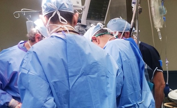 Niepowodzenie przeszczepu skóry głowy 7-latki. Lekarze spróbują innego leczenia