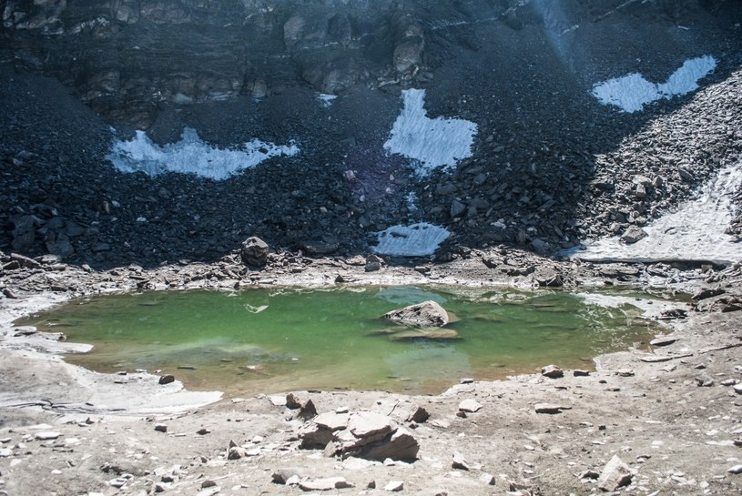 Niepozorne jezioro Roopkund skrywa szczątki setek osób /Wikimedia Commons /domena publiczna