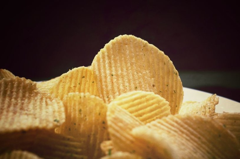 Niepozorne ziemniaczane chipsy moga narobić wielu szkód w ogranizmie /123RF/PICSEL