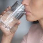 Niepozorny problem z gardłem może być objawem raka. Szybko zgłoś się do lekarza