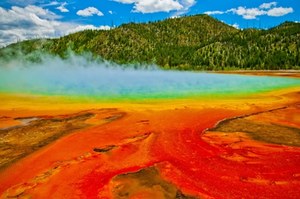 Nieprawdopodobne zdarzenie w Yellowstone. Wjechali do kwaśnego jeziora