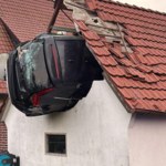 Nieprawdopodobny wypadek w Niemczech. Samochód wylądował na dachu budynku