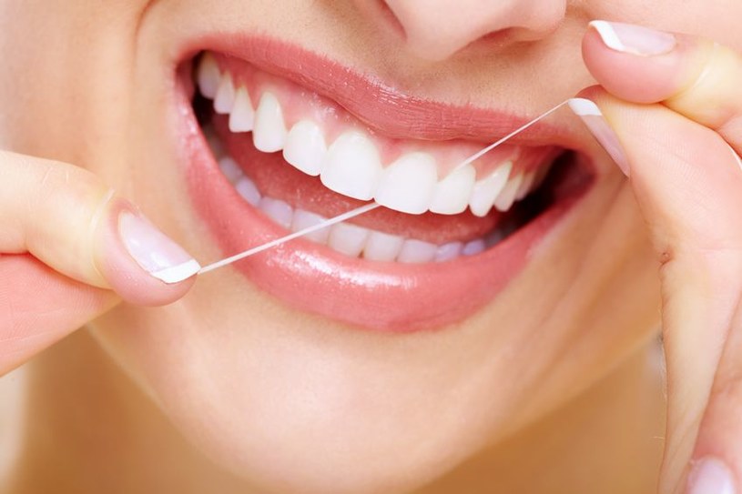 Nieprawidłowe korzystanie z nici dentystycznej uszkadza zęby /123RF/PICSEL
