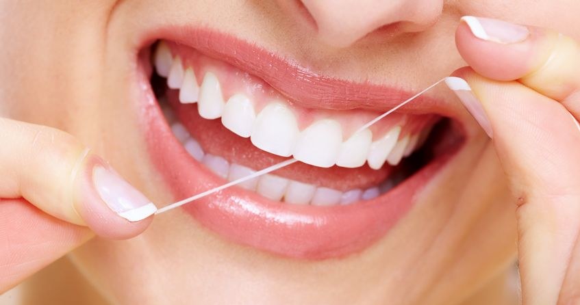 Nieprawidłowe korzystanie z nici dentystycznej uszkadza zęby /123RF/PICSEL
