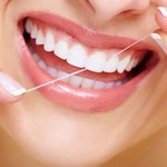 Nieprawidłowe nitkowanie zębów może być groźne