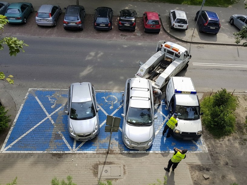 Nieprawidłowe parkowanie na kopercie może skończyć się mandatem, a jeśli pod znakiem znajduje się stosowna informacja, nawet odholowaniem auta. /Artur Zawadzki/REPORTER; Artur Zawadzki/REPORTER /East News